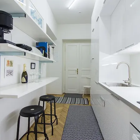 Stylish Modern For 5 People By Easybnb Apartment *